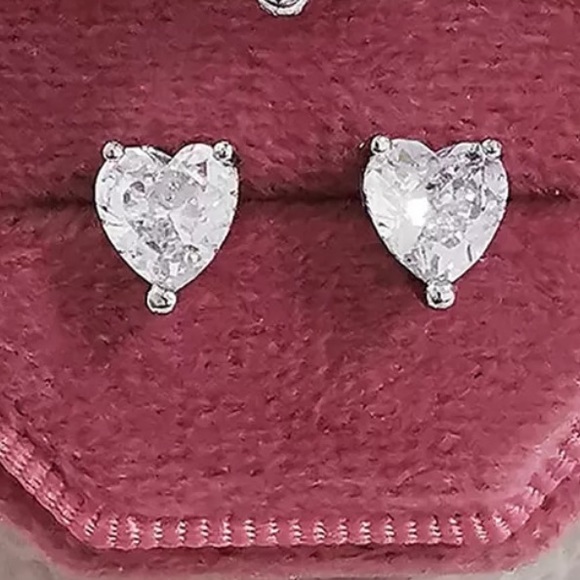 Sterling silver heart 🤍 stud earrings - Picture 4 of 4